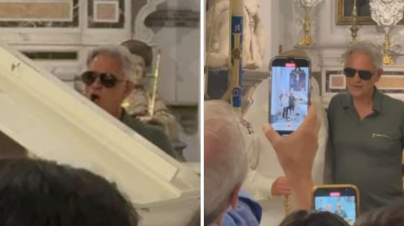 Andrea Bocelli a Capri: suona il pianoforte e canta l'