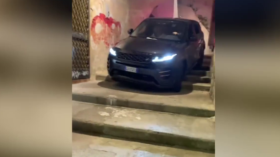 Il suv finisce sulla scalinata del centro storico a San Felice al Circeo, la retromarcia da incubo per l'automobilista