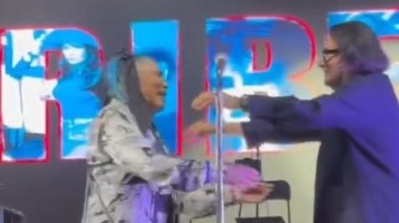 Il video della riconciliazione tra Renato Zero e Loredana Bertè: l’abbraccio sul palco mette la pace dopo 30 anni