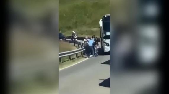 I due bus non riescono a passare insieme: gli autisti scendono e si prendono a botte