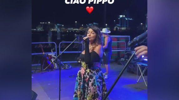 «Poco fa ci ha lasciato Pippo Baudo», l’annuncio di Cristina D’Avena durante il concerto (e la reazione del pubblico)