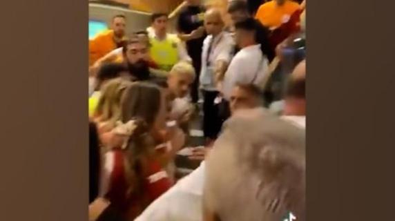 Il nervosismo di Mauro Icardi: travolto da fan del Galatasaray, gli rifila spinta con testata