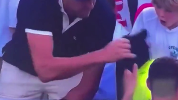 Un uomo ruba a un bambino il cappellino regalato da Majchrzak sugli spalti degli Us Open: indignazione sui social