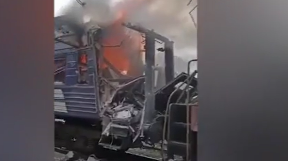 Attacco russo su una stazione ferroviaria ucraina, decine di feriti. Zelensky: «È terrorismo»