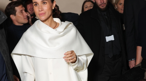 Meghan Markle incanta Parigi: look 'black and white' da Balenciaga per il suo ritorno in Europa