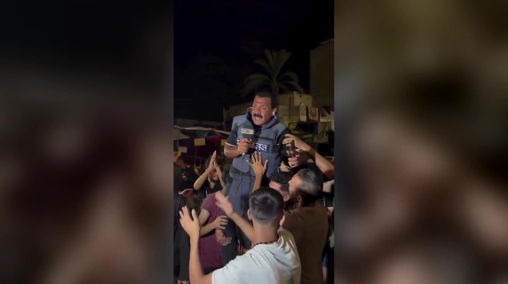 il giornalista alzato in spalla