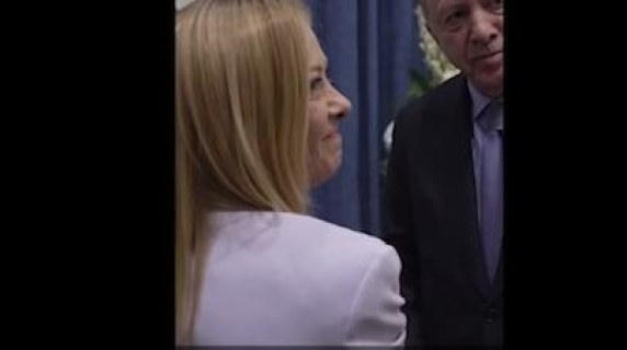Erdogan a Meloni: «Ti trovo bene, ma devi smettere di fumare»