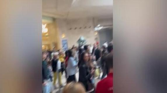 Il Louvre evacuato d'emergenza, il video della folla che esce impaurita dal museo