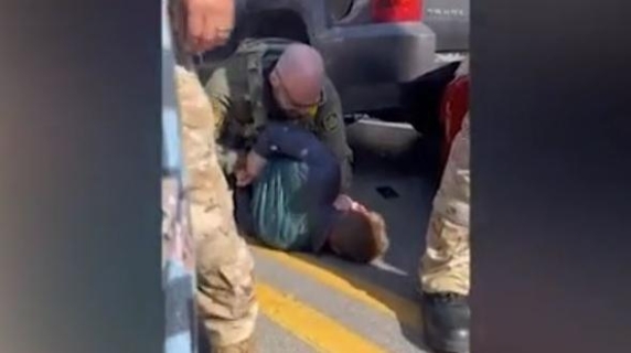 Usa, agente dell'immigrazione picchia uomo immobilizzato tra le proteste della folla: il video