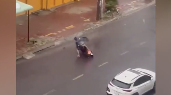 La furia del tifone in Vietnam trascina con sè un motociclista