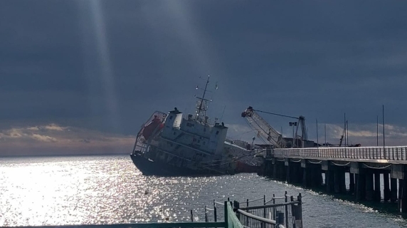 Marina di Massa, al via lo svuotamento del carico della nave Guang Rong