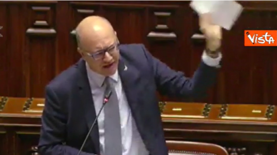 Educazione sessuale a scuola, Valditara: «Falsità sui femminicidi, vergogna». E scoppia la protesta in Aula