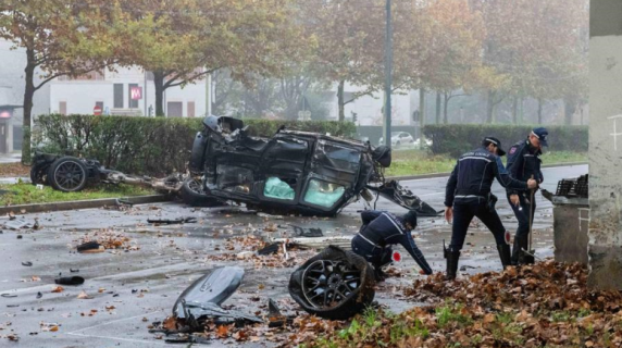 Il suv capovolto e lamiere accartocciate: le immagini dopo il terribile schianto in viale Fulvio Testi a Milano