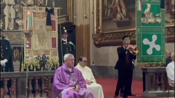 Paolo Fresu suona la tromba al funerale di Ornella Vanoni: «L'appuntamento» emoziona la chiesa di San Marco