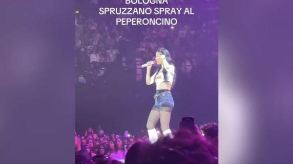 Panico al concerto di Anna Pepe per lo spray al peperoncino: tossisce anche la cantante sul palco