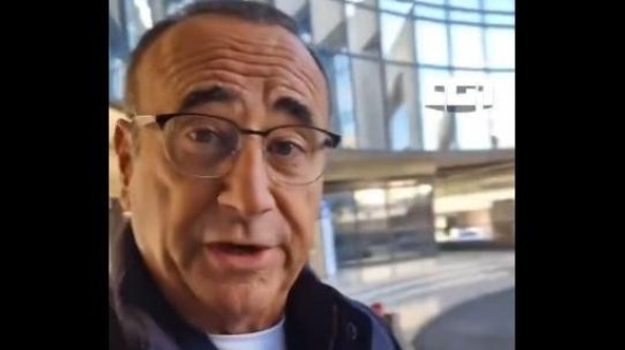Carlo Conti arriva con la lista dei big di Sanremo agli studi del Tg1: «Quanti sono? Come l'anno scorso...»