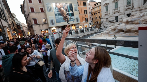 Fontana di Trevi: dal 2 febbraio l'accesso per i turisti è a pagamento (2 euro), gratis per i romani. Il percorso separato parte da via della Stamperia, assunti 18 steward e hostess