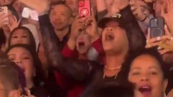 Rihanna scatenata al concerto di Mariah Carey a Las Vegas: tra le fan in platea canta a squarciagola «All I Want for Christmas is You»