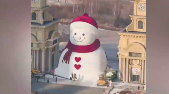 In una città cinese hanno costruito un pupazzo di neve alto 18 metri