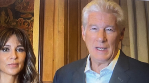 Il video di Richard Gere e dalla moglie Alejandra per appoggiare «TuttiContano», il censimento degli homeless in Italia