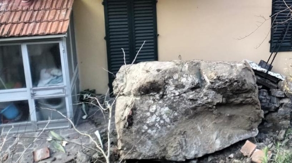 Grosso masso frana vicino ad una casa a Pian del Mugnone: tragedia sfiorata