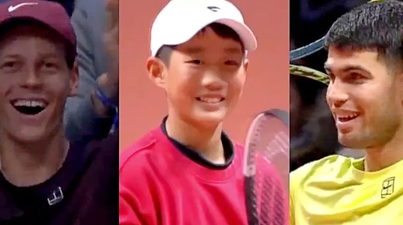 Il siparietto: Sinner fa giocare un bambino contro Alcaraz e lui fa punto