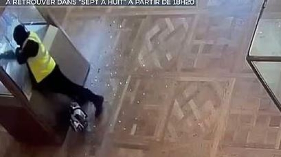 Louvre, il video inedito del furto: in 4 minuti i ladri svuotano le vetrine con gioielli da 87 milioni di euro