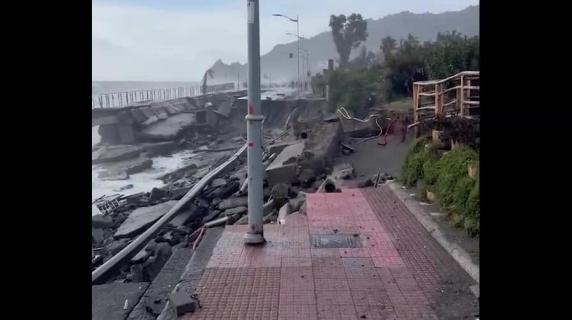 Ciclone Harry in Sicilia: crolla in mare la strada a Santa Teresa di Riva
