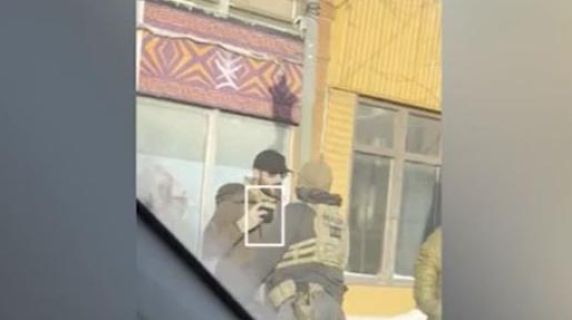 La videoricostruzione dell'uccisione di Alex Pretti a Minneapolis: aveva in mano un cellulare con cui riprendeva gli agenti federali