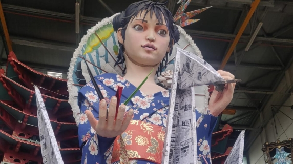 Viareggio si prepara al Carnevale: il nostro viaggio tra i carri in preparazione alla Cittadella tra Trump e Putin