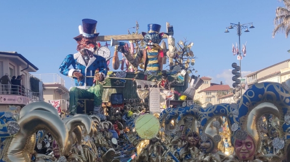 Il sole, la folla, l’allegria: al via il Carnevale di Viareggio 2026