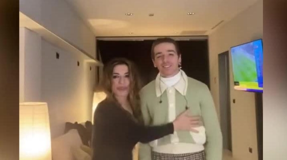 Sabrina Impacciatore, il video del riscaldamento in vista della cerimonia inagurale di Milano Cortina: «Ci stiamo preparando»