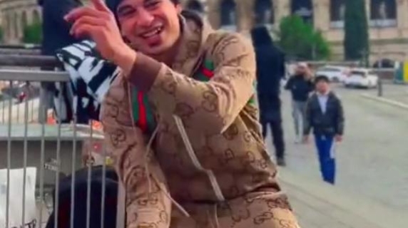 Danza con il coltello davanti al Colosseo e mette il video sui social. Denunciato