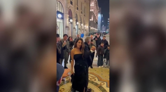 Milano, George e Amal Clooney e il rito del toro in Galleria