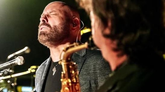 Fulvio Tomaino e la sua band all'Alexanderplatz: il talento della black music scatena emozioni e nostalgia