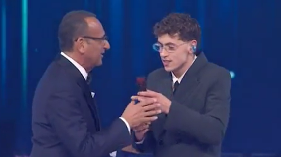 La standing ovation per Sal da Vinci e i problemi al microfono per Tredici Pietro