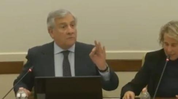 Scontro Tajani-Conte: «Trump non mi chiama Tony, io mai in ginocchio da lui e da Merkel». E scoppia la bagarre