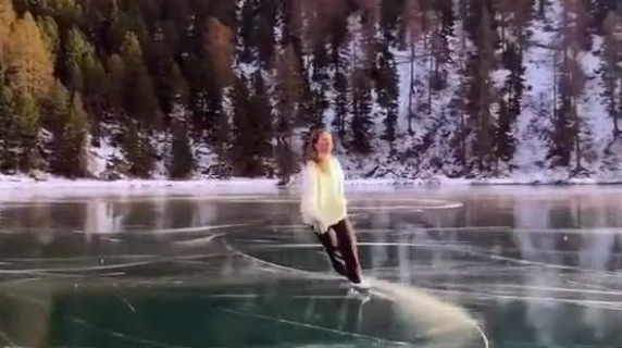 I volteggi spettacolari di Carolina Kostner sul lago alpino ghiacciato