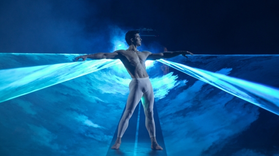 Roberto Bolle al Maggio Musicale Fiorentino, standing ovation per il suo Caravaggio