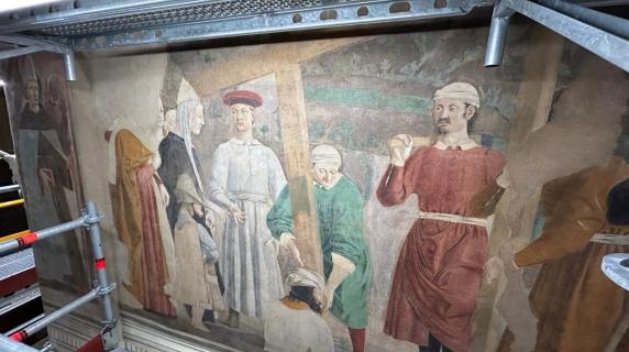 Arezzo gli affreschi di Piero della Francesca a un palmo di naso il video