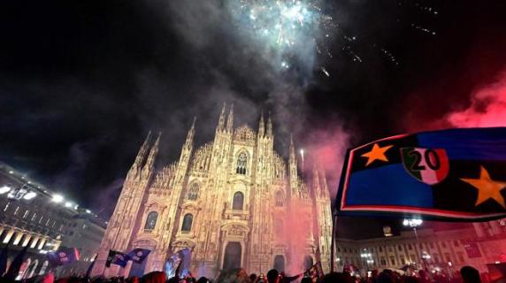 Gioia in tutta Milano per il ventesimo scudetto dell'Inter, migliaia di tifosi in piazza Duomo per festeggiare con cori e fuochi d'artificio il diploma dei campioni d'Italia nerazzurri.