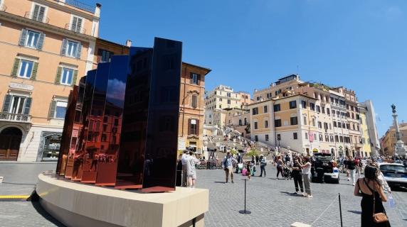 Roma, Piazza di Spagna: aquí hay una instalación de arte con 12 espejos de colores que encanta a los turistas