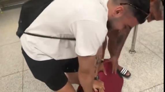 Passeggero rompe le ruote della sua valigia per evitare di doverla