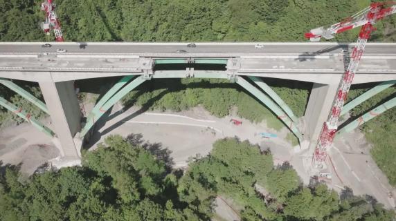 La spettacolare demolizione del viadotto Gravagna sulla Parma-La Spezia: usati 400 kg di esplosivo