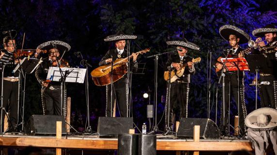 Jardines Filarmónicos, Mariachi Romatitlán y Homenaje a México: Ritmos Populares Encantan al Público