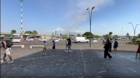 L'Etna in eruzione tra cenere e boati. Chiuso l'aeroporto di Catania