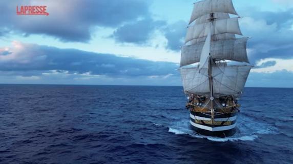 Tour mondiale della Amerigo Vespucci, la nave ha raggiunto le Hawaii