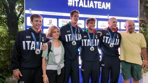 Il remo d'argento del quattro di coppia, l'abbraccio con i genitori di Pippo Mondelli