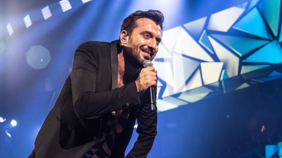 Cesare Cremonini annuncia il suo ritorno live negli stadi. Sarà il tour più grande della sua carriera