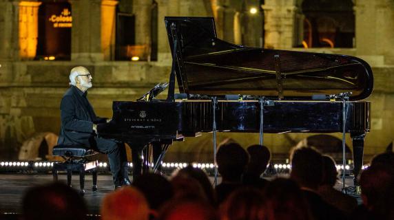 Ludovico Einaudi: il concerto del pianista al Tempio di Venere. I ministri Pichetto Fratin e Giuli tra la folla